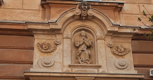 Скульптури-обереги: хто зображений на фасадах львівських кам’яниць