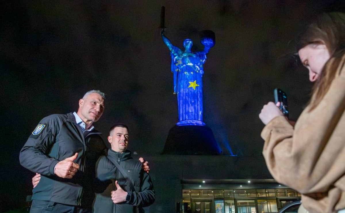 Скульптуру «Батьківщина-мати» в Києві освітлили в кольорах ЄС