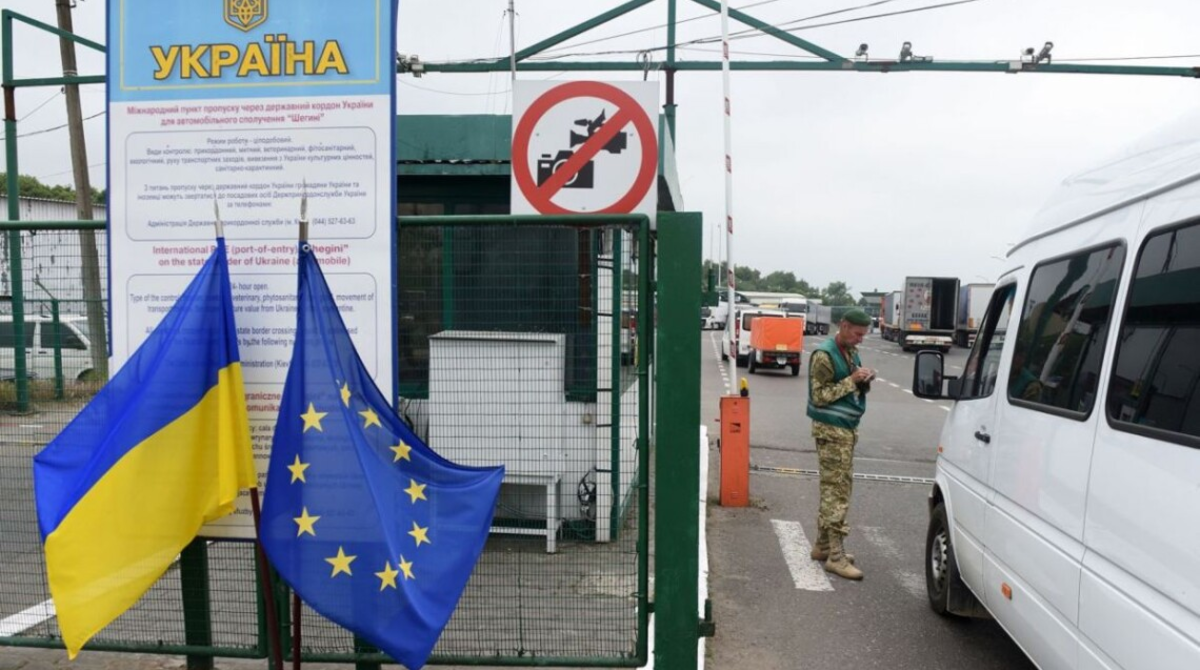 Словаччина тимчасово закрила всі пункти пропуску на кордоні з Україною