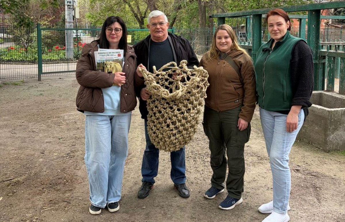 Гостя з Німеччини привезла подарунки слонисі Венді в Одесу