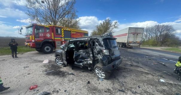 Смертельна ДТП на Київщині: одразу три автівки влетіли одна в …