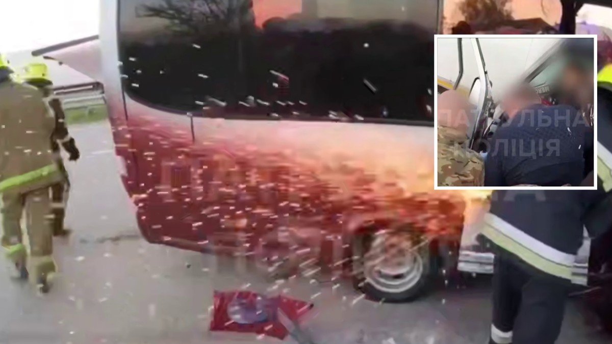 Смертельна аварія з маршруткою на трасі у Дніпропетровській області: поліцейські …