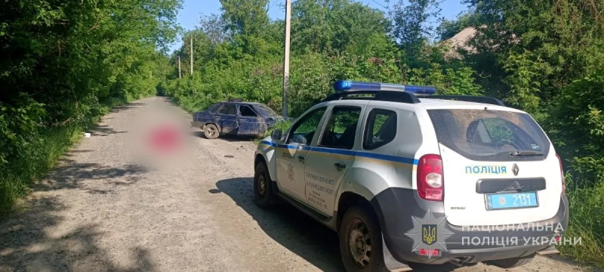 Смертельна аварія на Балтщині: легковий автомобіль зіткнувся з бетонною опорою, …