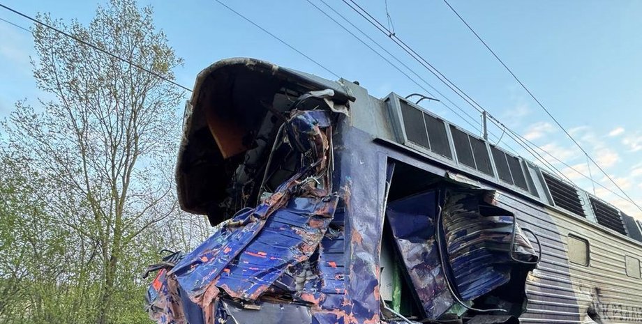Смертельна аварія на Львівщині: поїзд врізався в автокран, є загиблий