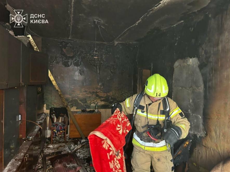 Смертельна пожежа в Києві: рятувальники боролися за життя двох жінок