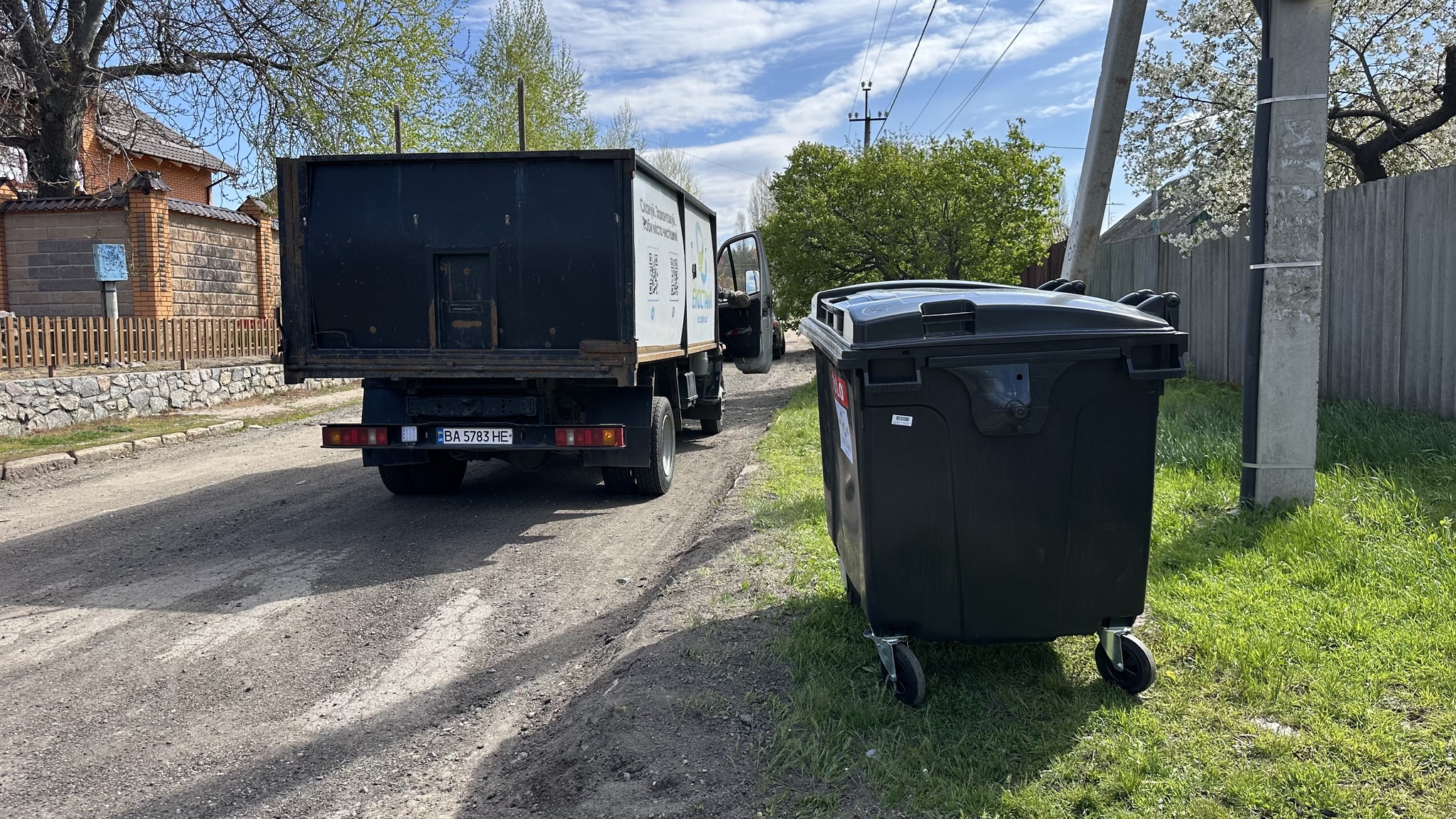 Сотню контейнерів для сміття встановили на Лелеківці у Кропивницькому