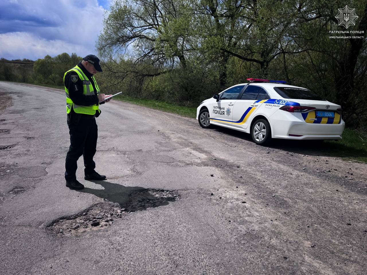 Сотні недоліків виявили патрульні під час обстеження автошляхів на Хмельниччині