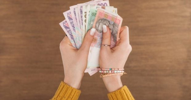 Соцдопомога зі збоями: українцям блокують картки після державних виплат, - …
