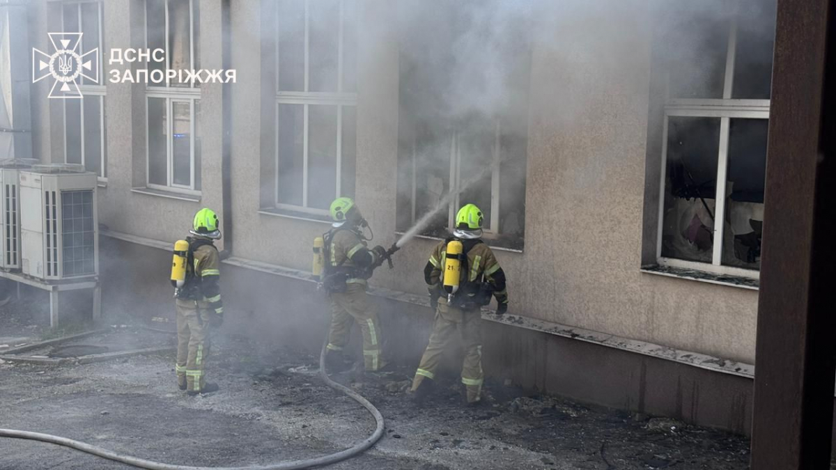 Спалахнуло обладнання: у Запоріжжі під час пожежі надзвичайники врятували чоловіка …