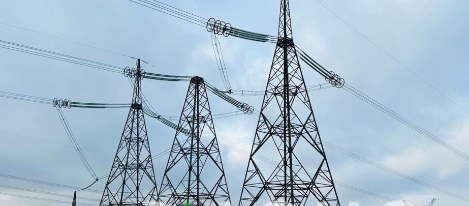 Спеціалісти з енергетики Дніпропетровщини відновлюють електромережі після ворожих обстрілів