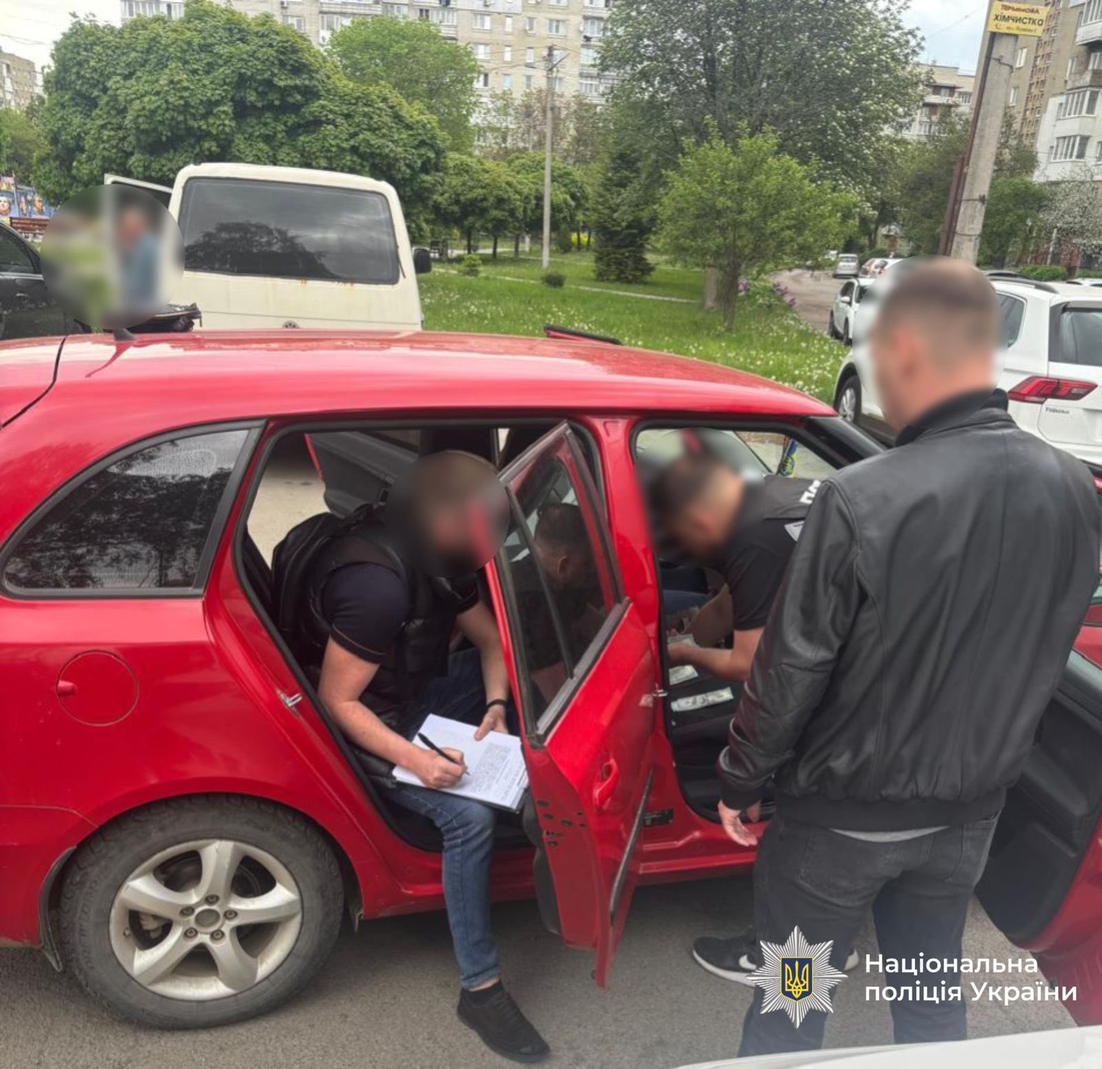 «Списала» півмільйонний борг по аліментах: на Прикарпатті затримали держпосадовицю