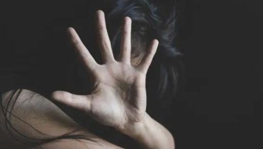 Обіймав та ліз цілуватися: на Харківщині суд виправдав пенсіонера у …