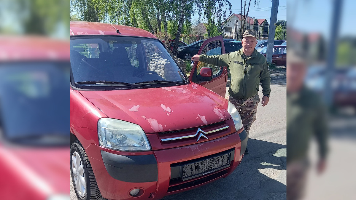 Співробітники франківського КП «Електроавтотранс» подарували автомобіль своєму колезі-військовому