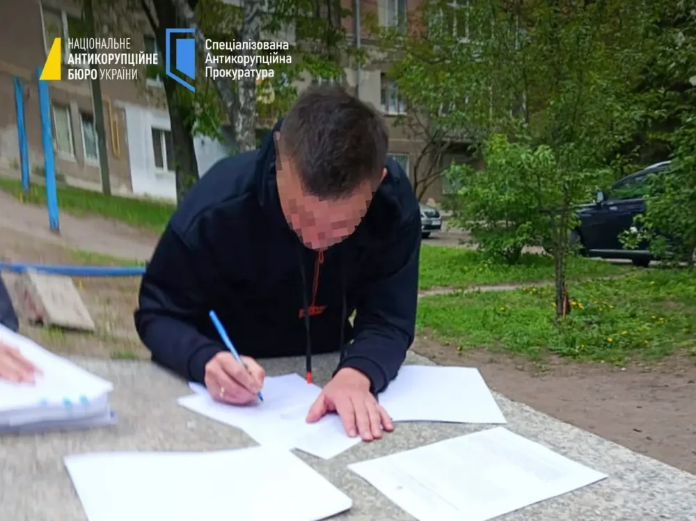 Спіймали на хабарі: колишнього прокурора з Дніпропетровщини взяли під варту …