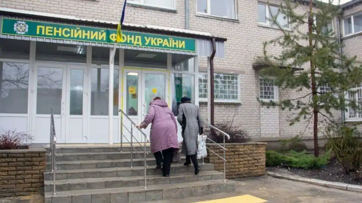 Стаж до 2000 року можуть не врахувати: українцям радять перевірити …