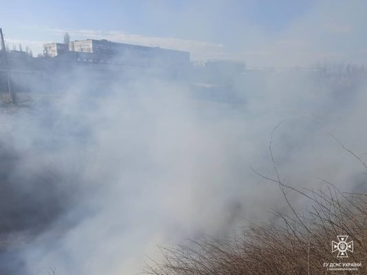 Сталося дві пожежі: Мешканців Миколаївщини закликають не палити сухостій через …