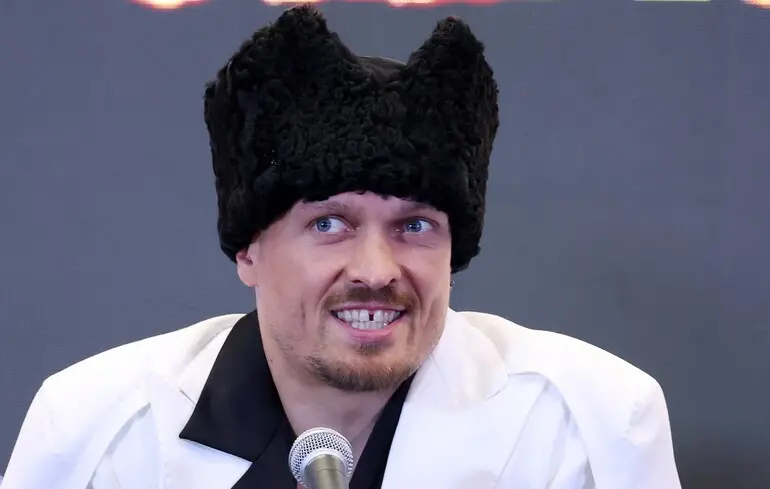 Стало відомо, скільки заробить Усик за бій із кікбоксером