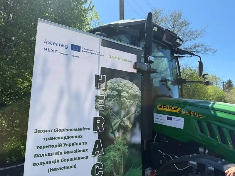 Старосамбірська та Хирівська громади отримали техніку для боротьби з борщівником