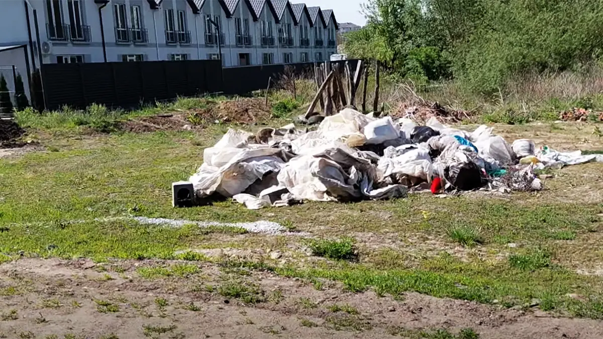 Біля новобудов у Хмельницькому влаштували стихійне сміттєзвалище (ВІДЕО)