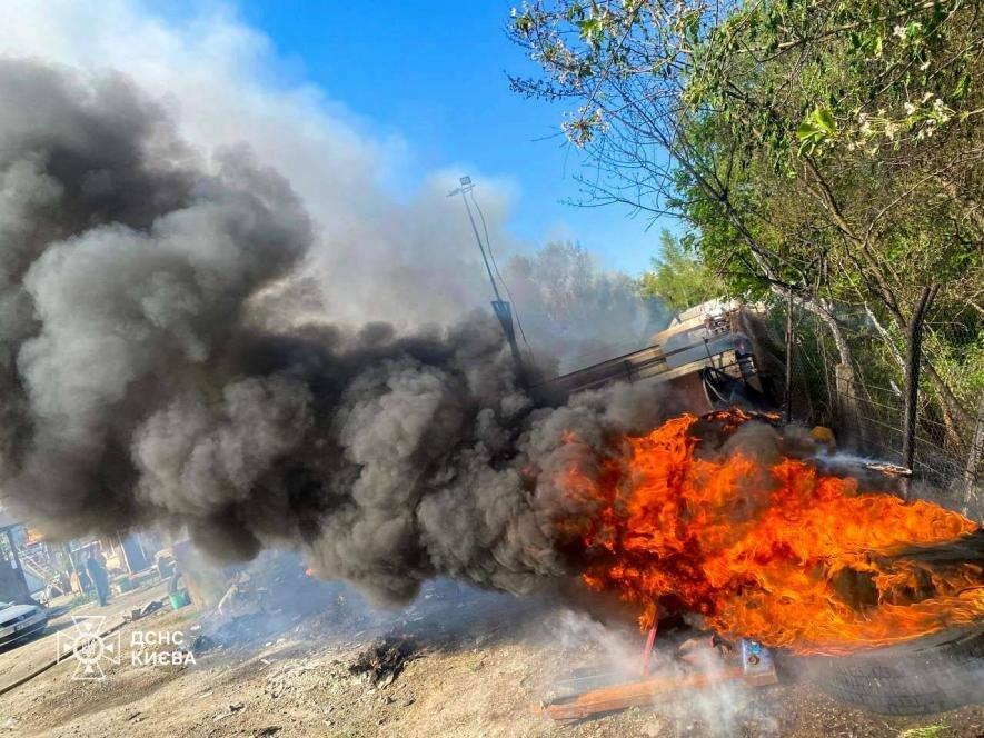Стовп диму: у Києві ліквідували масштабне загоряння