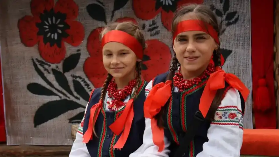 Столітні вишиванки можна приміряти на Рівненщині