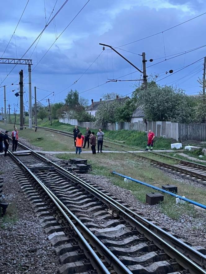 Стояла на коліях: пасажирський поїзд смертельно травмував жінку на Харківщині