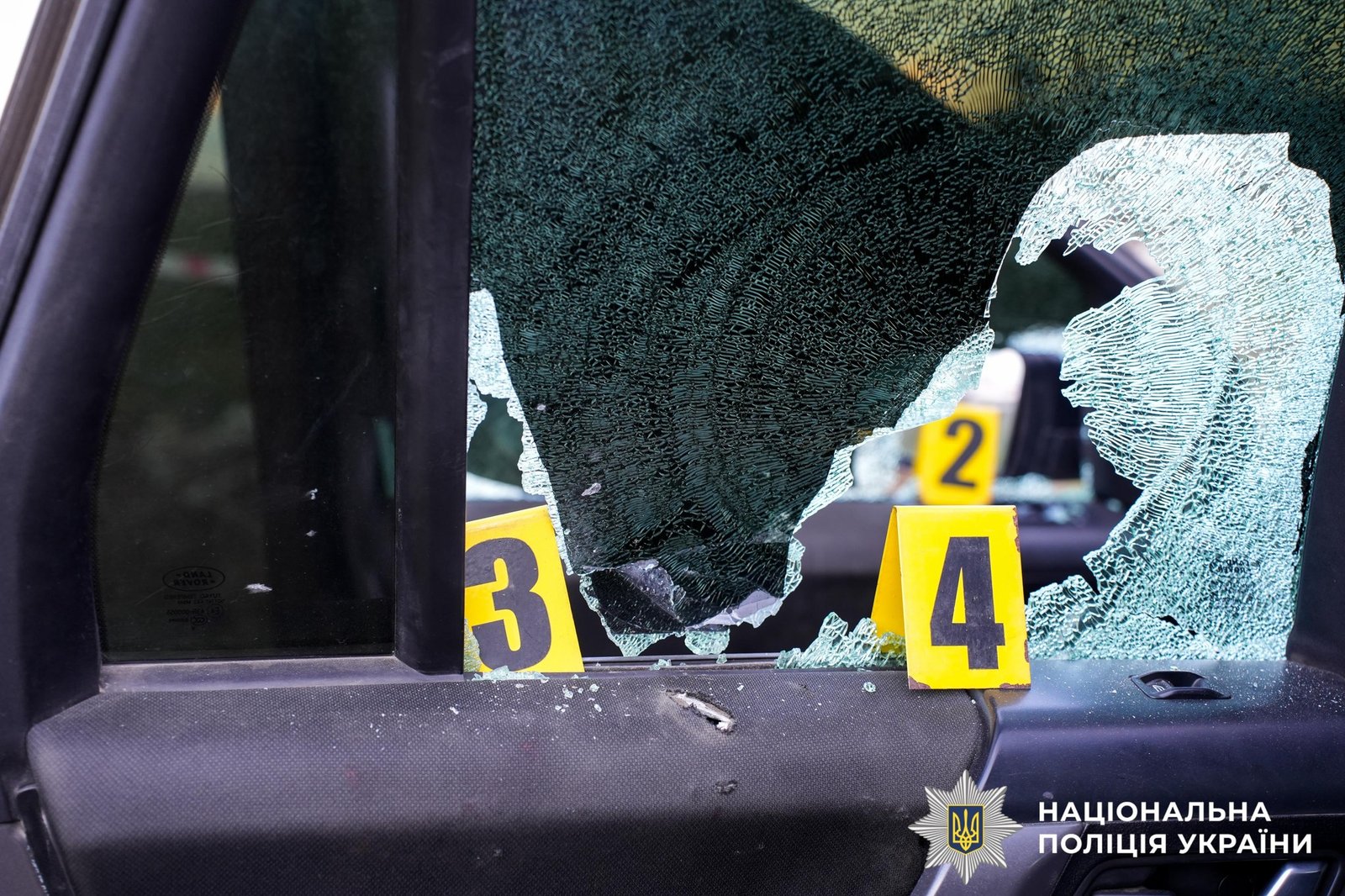 Стрілянина на Рівненщині: Чоловік у камуфляжі відкрив вогонь по ТЦК …