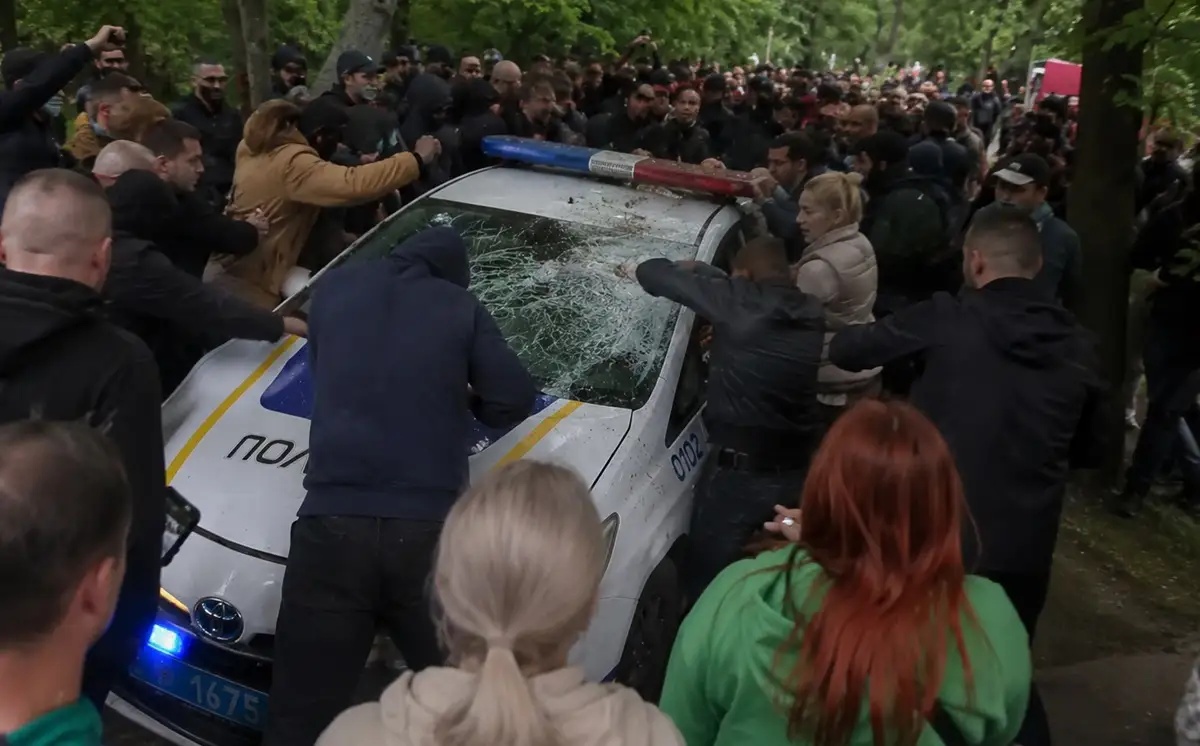 Студента, який бив поліцейську автівку ланцюгом, відправили до СІЗО