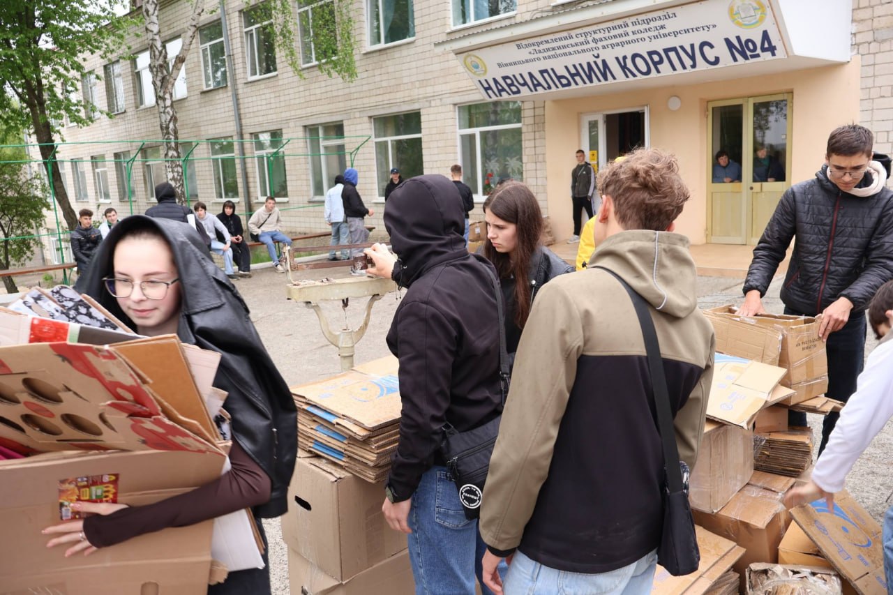 Студенти Ладижинського коледжу зібрали понад чотири тонни макулатури