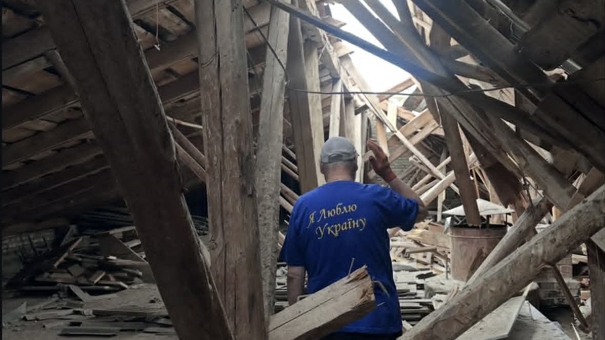 Стіна не витримала, мозаїка виявилась стійкішою: зруйнований ракетою культурний простір …