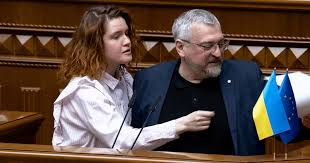 Суд зобов’язав Безуглу спростувати інформацію про Федієнка