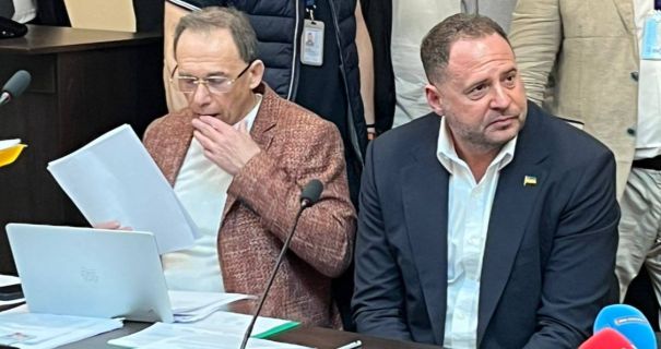 Суд над Андрієм Єрмаком: екс-очільнику ОП на засідання принесли ікону