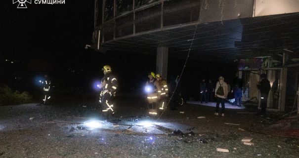 Суми під атакою БпЛА: пошкоджені житлові будинки та торговий центр