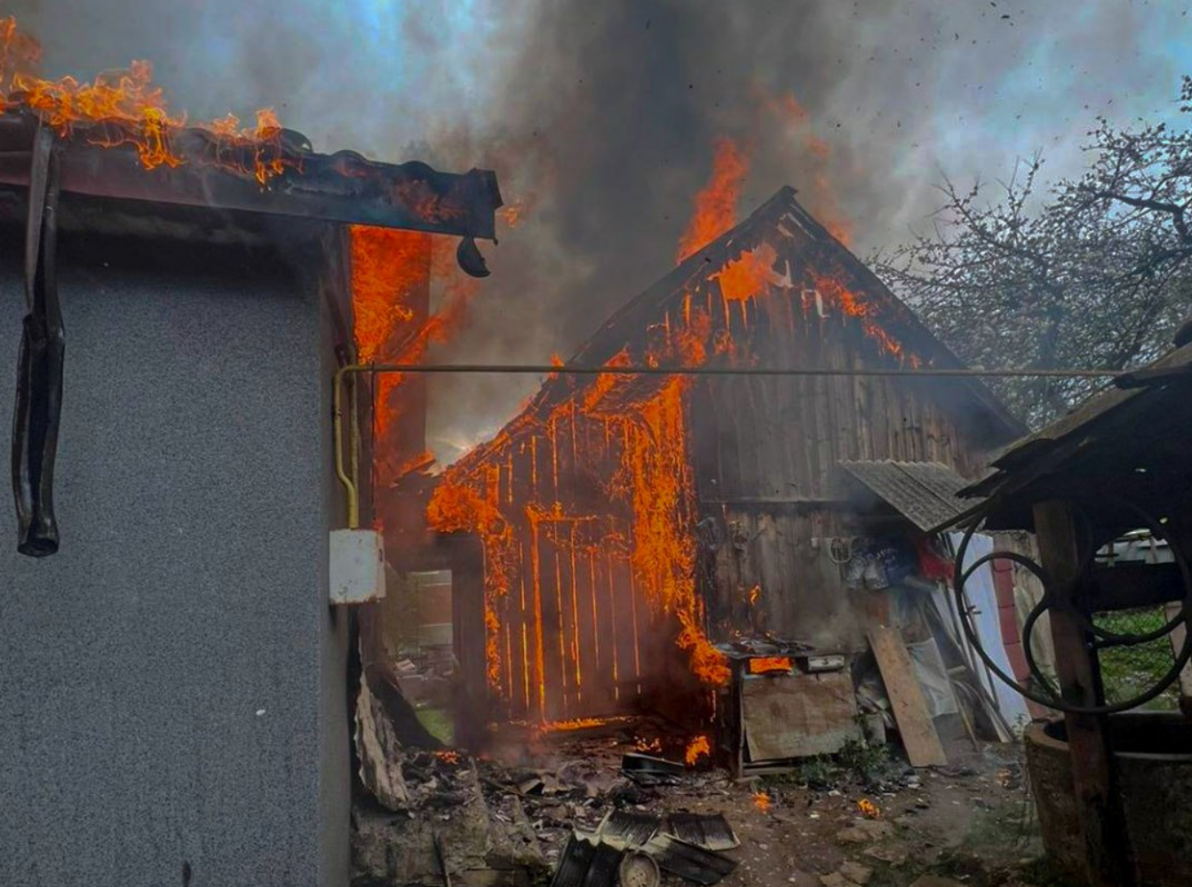 Дивом не згоріли: як рятувальники відбивали будинки у вогню під …