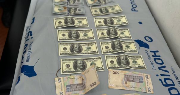 Схема з відстрочкою: на Рівненщині лікаря затримали під час отримання …