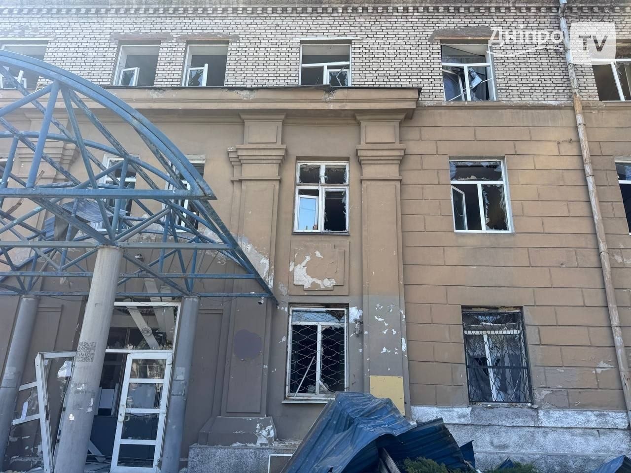 Сьогодні росія вчергове влучила у цивільну забудову у Дніпрі: є …