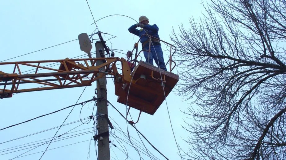 Сім областей України залишились без світла після російських атак