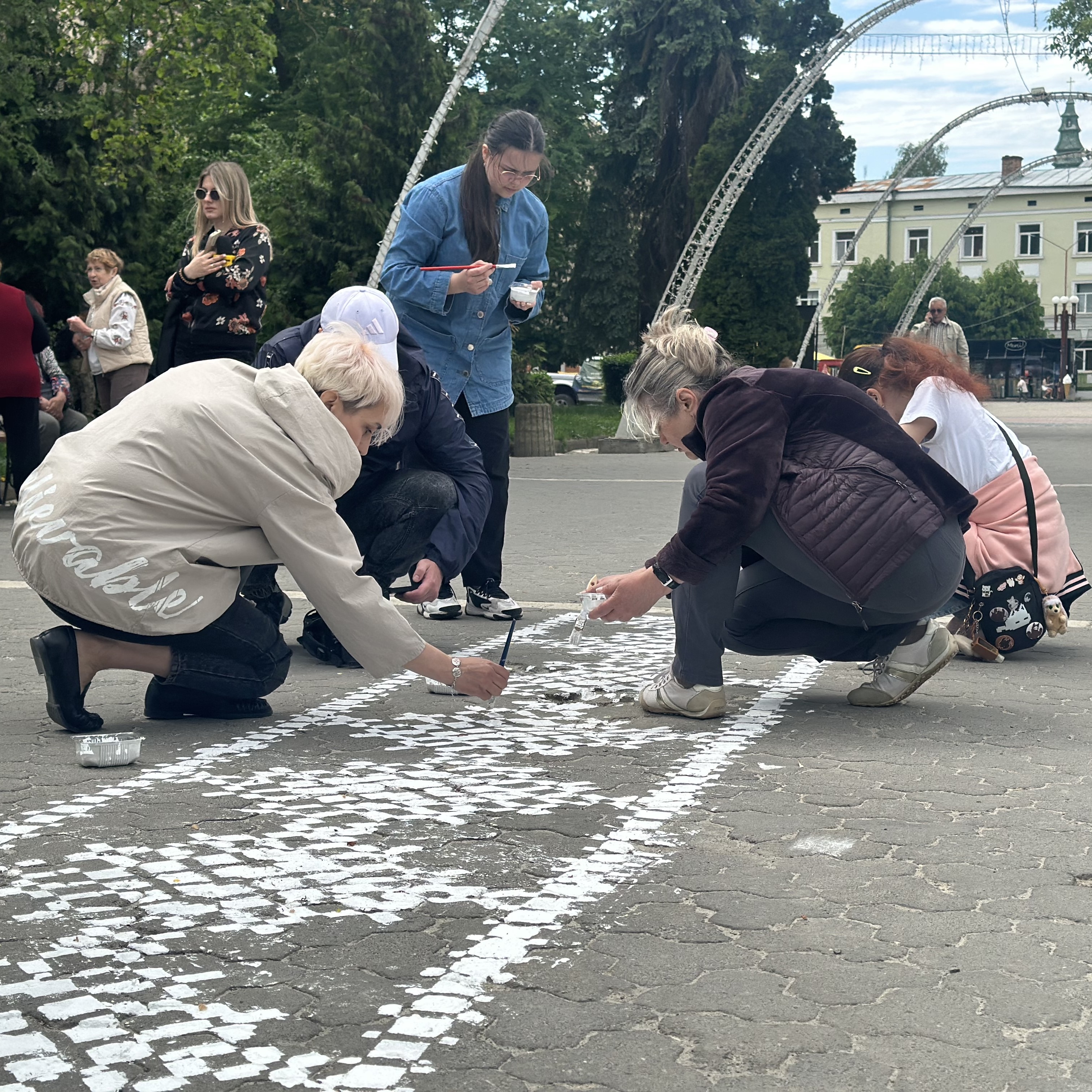 Тернополяни та гості міста разом намалювали символічну вишиванку