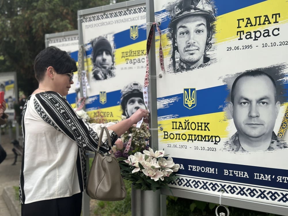 Тернопіль долучився до всеукраїнської акції «Вишита стрічка пам’яті» (Фото)