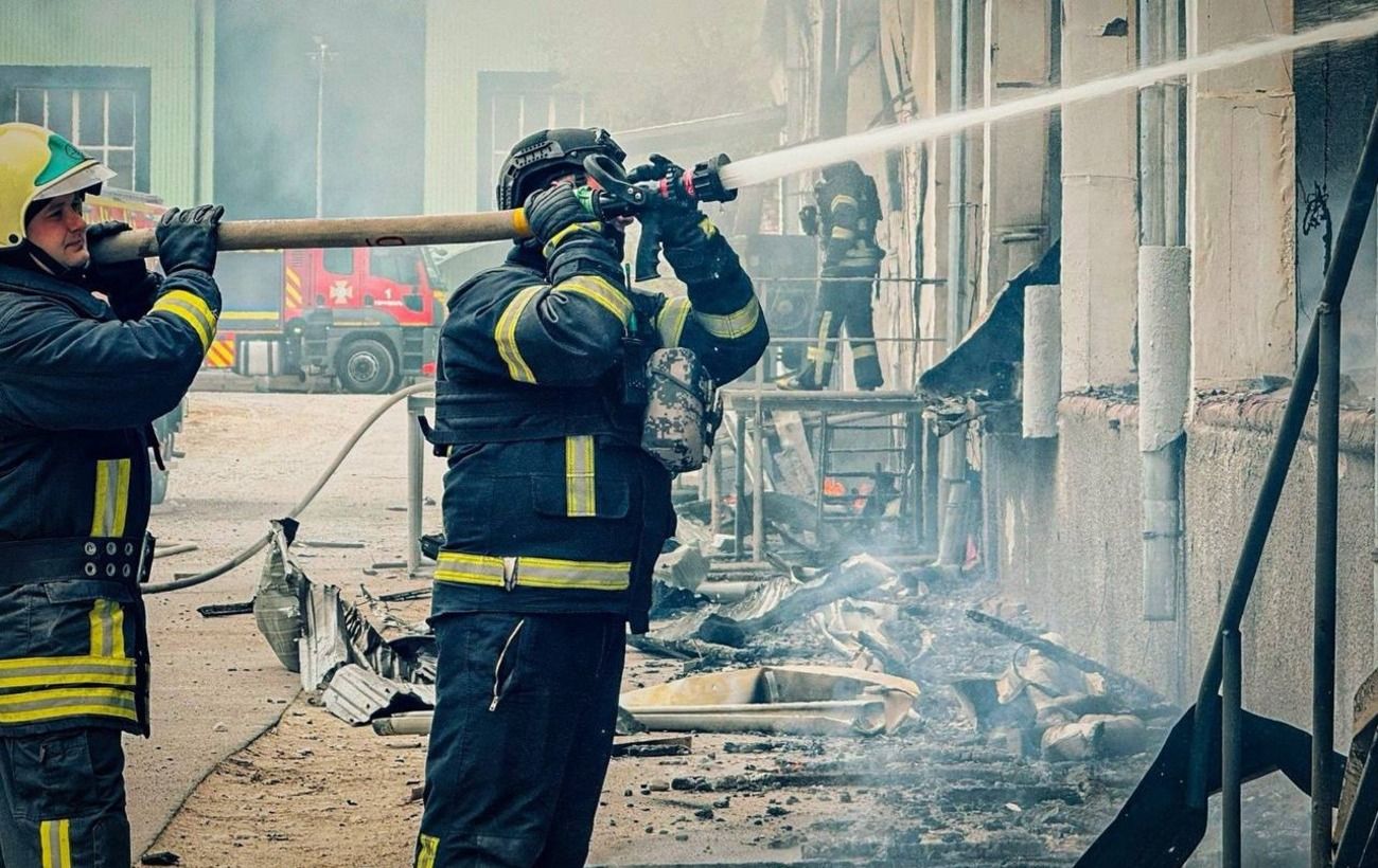 Рятувальники показали наслідки сьогоднішнього обстрілу Тернополя (ФОТО)