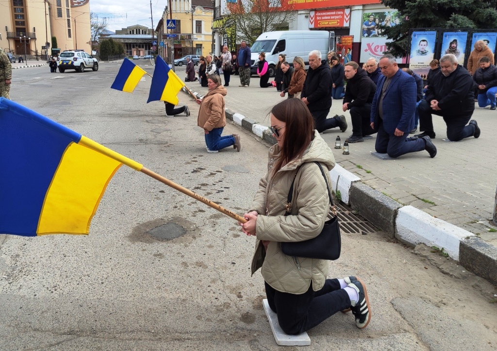 Тлумаччина встала на коліна перед захисником Мирославом Павлюком