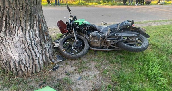 На Волині двоє юнаків на мотоциклі врізалися в дерево: обоє …