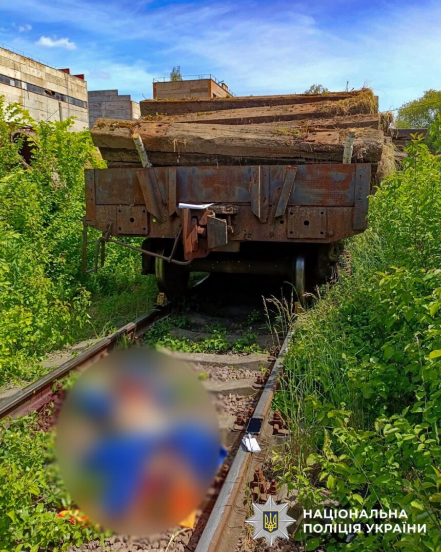 Трагедія на підприємстві біля Рівного — під колесами вантажного потяга …