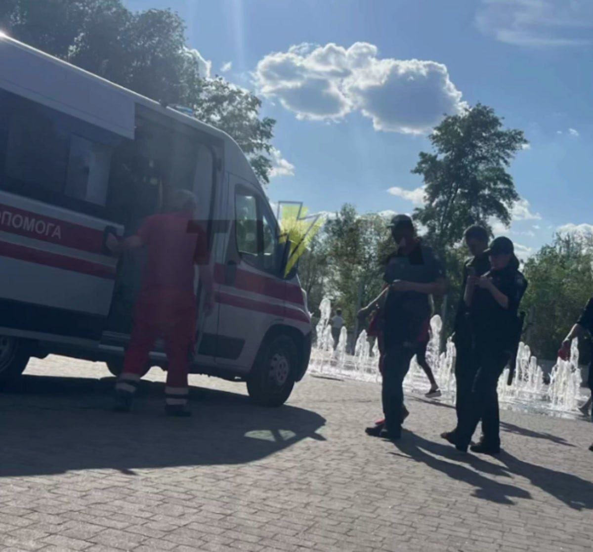 Трагедії вдалося уникнути: у Дніпрі витягли з води хлопця, який …