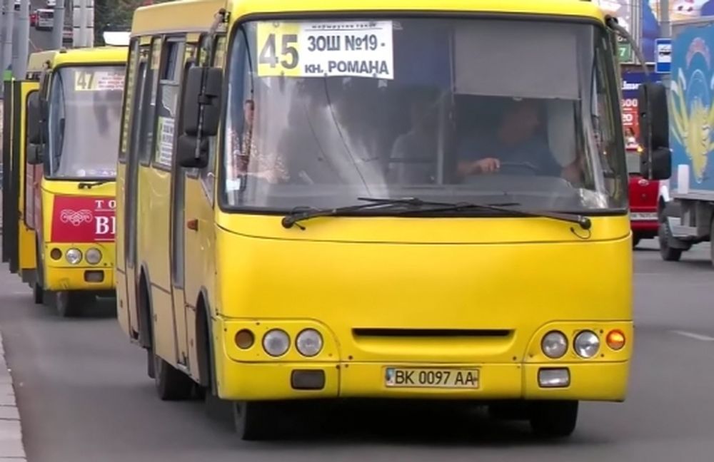 Транспортний скандал у Рівному — пасажири скаржаться на незручні маршрутки …