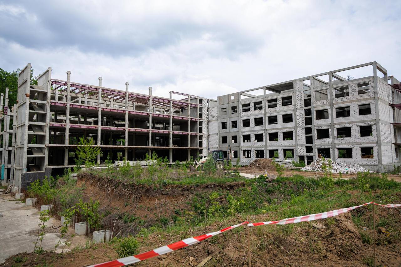 Триває будівництво онкоцентру в Помірках