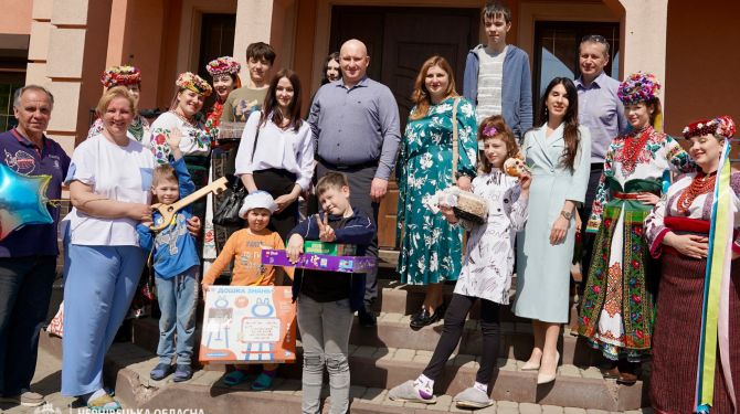 Три дитячі будинки сімейного типу отримали нове житло у Чернівцях