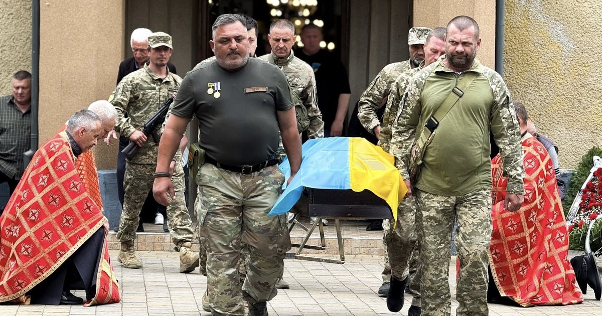 Три роки вважався зниклим безвісти: у Мукачеві попрощалися з полеглим …