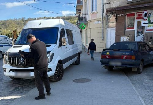 Тротуар замість парковки: у Чорткові штрафують водіїв