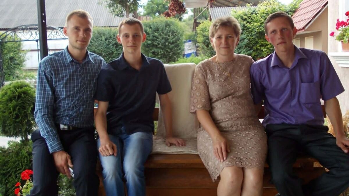 Троє синів пішли на війну: історія родини з Хмельниччини